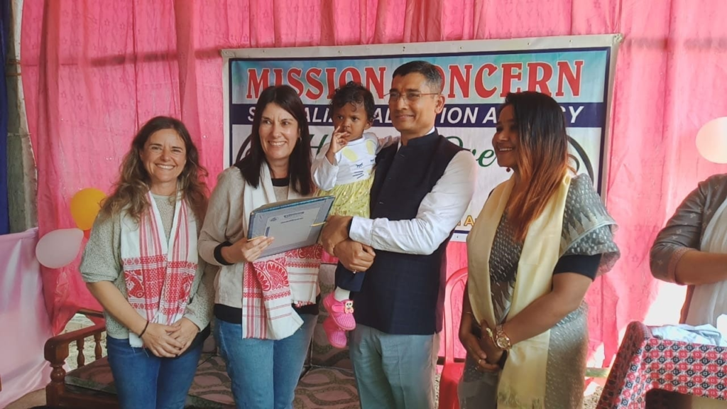 অৱশেষত এখন ঘৰ হ’ল অনাথ খুচীৰো! স্পেইনৰ মাৰিয়াই কন্যাৰূপে তুলি ল’লে ধনশিৰিৰ দুবছৰীয়া কণমানিটিক… 1 image 81