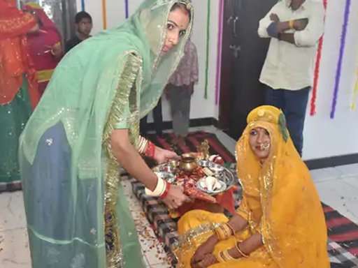 এখন ব্যতিক্ৰমী বিবাহ! মন্দিৰৰ ভগৱানৰ সৈতেই বিয়াত বহিল এগৰাকী যুৱতী, পিন্ধালে বৰমালা, ল’লে সেন্দূৰ, মাতৃয়ে কৰিলে কন্যাদান… 5 th 2