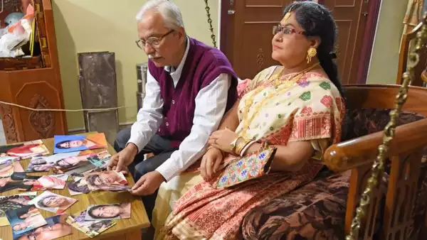 প্ৰেমিক স্বামী! পত্নীৰ মৃত্যুৰ পিছত জীৱন্ত প্ৰতিমূৰ্তি নিৰ্মাণ কৰি অসমৰ মুগাৰ সাজ পিন্ধাই বহুৱাই ৰাখিলে ঘৰৰ ছোফাত, সদায় লয় যতন… 1 image 10
