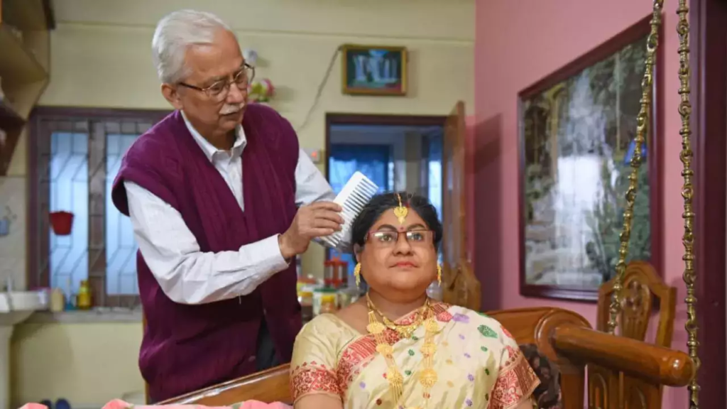 প্ৰেমিক স্বামী! পত্নীৰ মৃত্যুৰ পিছত জীৱন্ত প্ৰতিমূৰ্তি নিৰ্মাণ কৰি অসমৰ মুগাৰ সাজ পিন্ধাই বহুৱাই ৰাখিলে ঘৰৰ ছোফাত, সদায় লয় যতন… 2 image 11