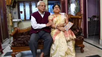 প্ৰেমিক স্বামী! পত্নীৰ মৃত্যুৰ পিছত জীৱন্ত প্ৰতিমূৰ্তি নিৰ্মাণ কৰি অসমৰ মুগাৰ সাজ পিন্ধাই বহুৱাই ৰাখিলে ঘৰৰ ছোফাত, সদায় লয় যতন… 3 image 12