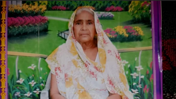 চিকিৎসকে মৃত বুলি ঘোষণা কৰিছিল মহিলাক! শ্মশানলৈ নিয়াৰ সময়তে হঠাৎ চকু মেলি চোৱাত স্তম্ভিত হৈ পৰিল সকলো… 1 image 18