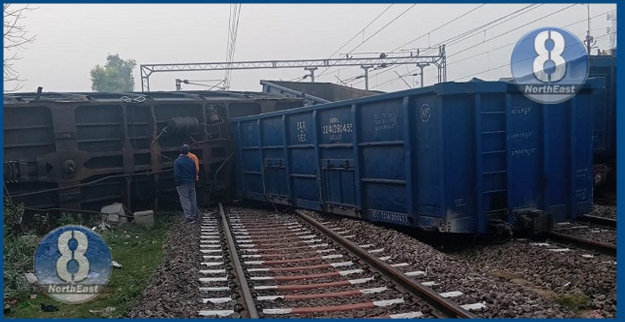 ভয়ংকৰ! দুখন ৰে’লৰ মাজৰ সংঘৰ্ষত ৰে’লপথৰ পৰা উফৰি পৰিল ডবা, আহত পাইলট… 1 2 rail