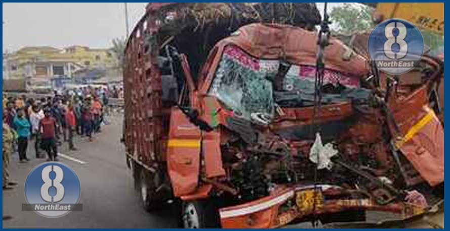 মৰ্মান্তিক! পথৰ দাঁতিত ৰখাই থোৱা ট্ৰাকৰ প্ৰচণ্ড খুন্দা মিনি ট্ৰাকৰ, ৭ জনৰ কৰুণ মৃত্যু… 1 7 killed