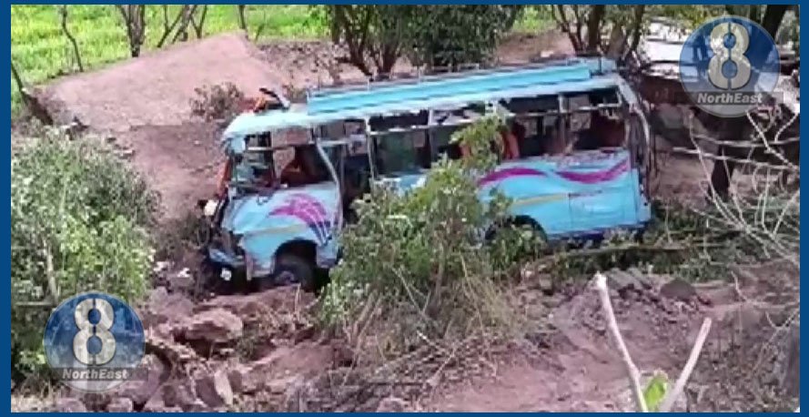 ভয়ংকৰ দুৰ্ঘটনা! দ’ খাৱৈত পৰিল শিৱৰাত্ৰি উপলক্ষে মন্দিৰলৈ ভক্ত কঢ়িয়াই নিয়া বাহন, থিতাতে নিহত ২ 1 72