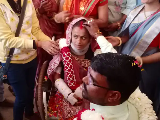 বিয়াৰ এদিন পূৰ্বে ঘৰৰ চিৰিৰ পৰা বাগৰি আঘাতপ্ৰাপ্ত হ’ল কইনা! তাৰ পিছত হাস্পতালতে সম্পন্ন হ’ল এখন বিশেষ বিয়া… 1 image 57