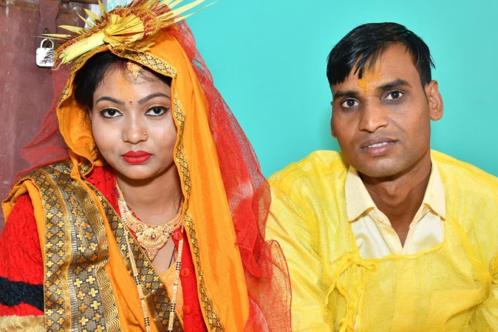 অনুপ্ৰেৰণাদায়ক! জুপুৰী ঘৰত বহু নিশা অনাহাৰে পাৰ কৰা সন্তোষ পেটেল আজি এগৰাকী সফল আৰক্ষী বিষয়া… 4 image 124