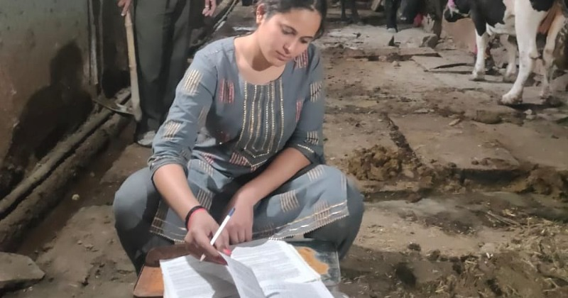 প্ৰেৰণাদায়ক! পুৱা ৪ বজাৰ পৰাই আৰম্ভ হৈছিল কৰ্মব্যস্ততা, গোহালিতে কিতাপ পঢ়ি আজি ন্যায়াধীশ হ’ল সোণল শৰ্মা… 4 image 129