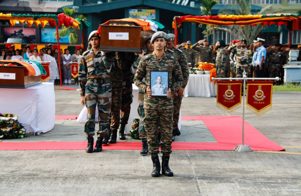 অৰুণাচলত হেলিকপ্টাৰ দুৰ্ঘটনাত শ্বহীদ দুই পাইলটক তেজপুৰত শেষ শ্ৰদ্ধা ভাৰতীয় সেনাৰ… 1 image 32