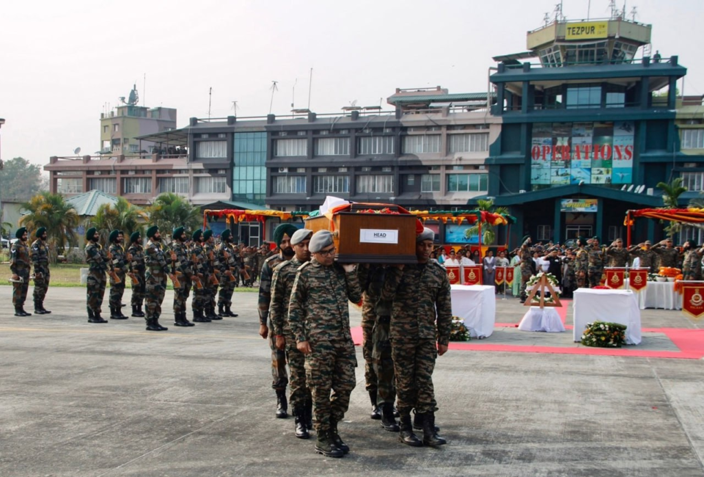 অৰুণাচলত হেলিকপ্টাৰ দুৰ্ঘটনাত শ্বহীদ দুই পাইলটক তেজপুৰত শেষ শ্ৰদ্ধা ভাৰতীয় সেনাৰ… 2 image 33