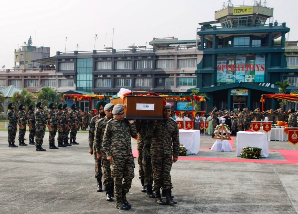 অৰুণাচলত হেলিকপ্টাৰ দুৰ্ঘটনাত শ্বহীদ দুই পাইলটক তেজপুৰত শেষ শ্ৰদ্ধা ভাৰতীয় সেনাৰ… 3 image 34