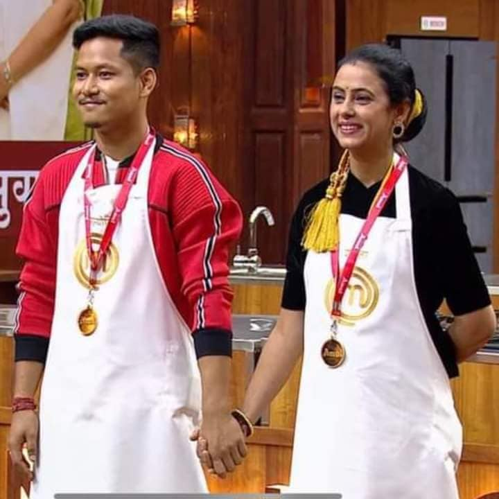 গৌৰৱৰ ক্ষণ! মাষ্টাৰচেফ ইণ্ডিয়াত বিজয়ীৰ মুকুট পৰিধান কৰি স্বগৃহলৈ উভতিল অসম সন্তান নয়নজ্যোতি শইকীয়া, ৰাণাৰ্ছ আপ অসম কন্যা শান্তা… 2 image 3