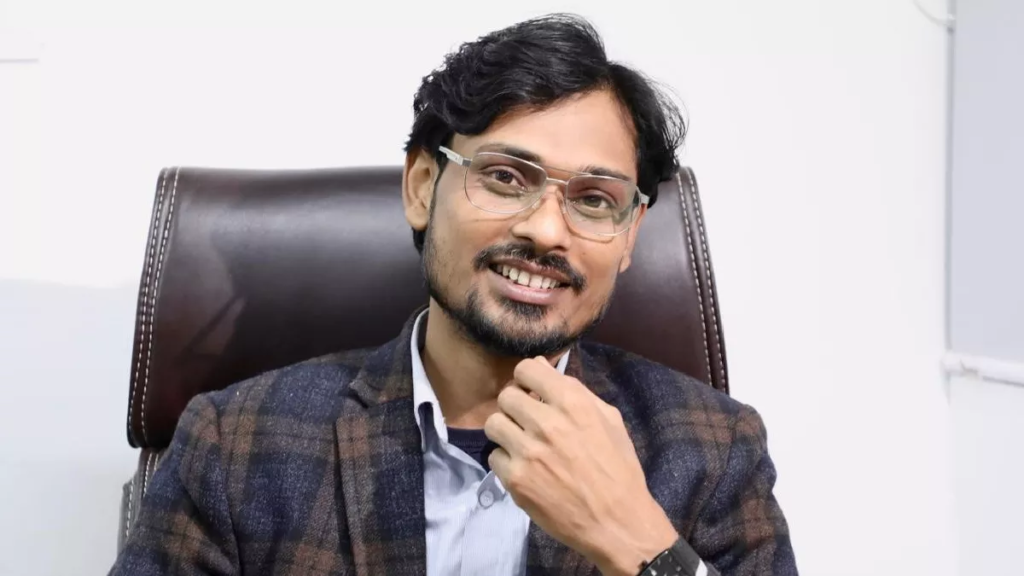প্ৰেৰণাদায়ক! এদিন আইফোনৰ ল’গ’ চিনি নোপোৱা বাবেই ছিকিউৰিটী গাৰ্ডৰ চাকৰিৰ পৰা বঞ্চিত হোৱা যুৱকজন আজি কেইবা কোটিটকীয়া কোম্পানীৰ গৰাকী… 3 image 33