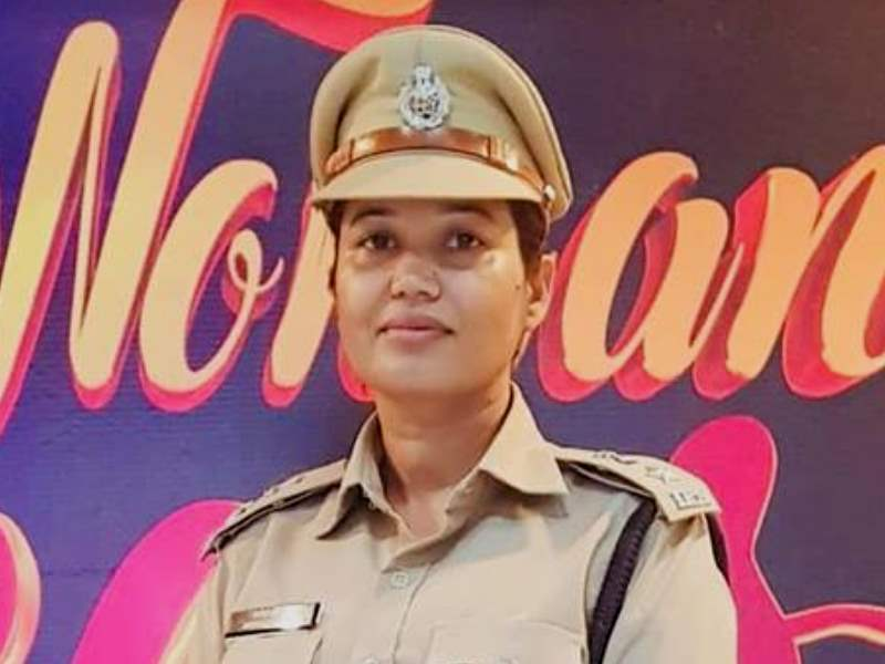 প্ৰেৰণাদায়ক! এদিন পথাৰত কৰিছিল কাম, ৬ কিঃমিঃ খোজকাঢ়ি গৈছিল স্কুললৈ, আজি তেওঁ দেশৰ অন্যতম জনপ্ৰিয় IPS বিষয়া… 4 image 48