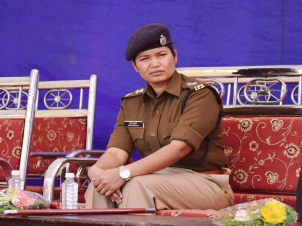 প্ৰেৰণাদায়ক! এদিন পথাৰত কৰিছিল কাম, ৬ কিঃমিঃ খোজকাঢ়ি গৈছিল স্কুললৈ, আজি তেওঁ দেশৰ অন্যতম জনপ্ৰিয় IPS বিষয়া… 5 image 49