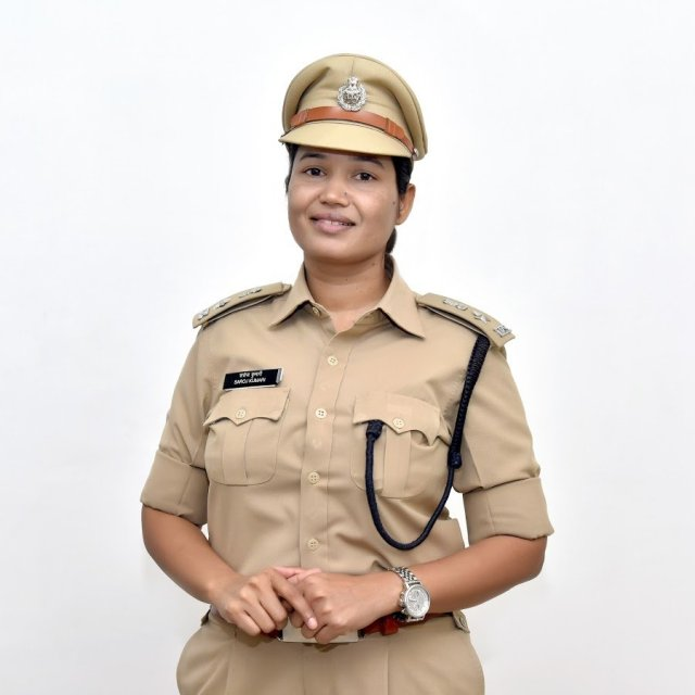 প্ৰেৰণাদায়ক! এদিন পথাৰত কৰিছিল কাম, ৬ কিঃমিঃ খোজকাঢ়ি গৈছিল স্কুললৈ, আজি তেওঁ দেশৰ অন্যতম জনপ্ৰিয় IPS বিষয়া… 3 image 50