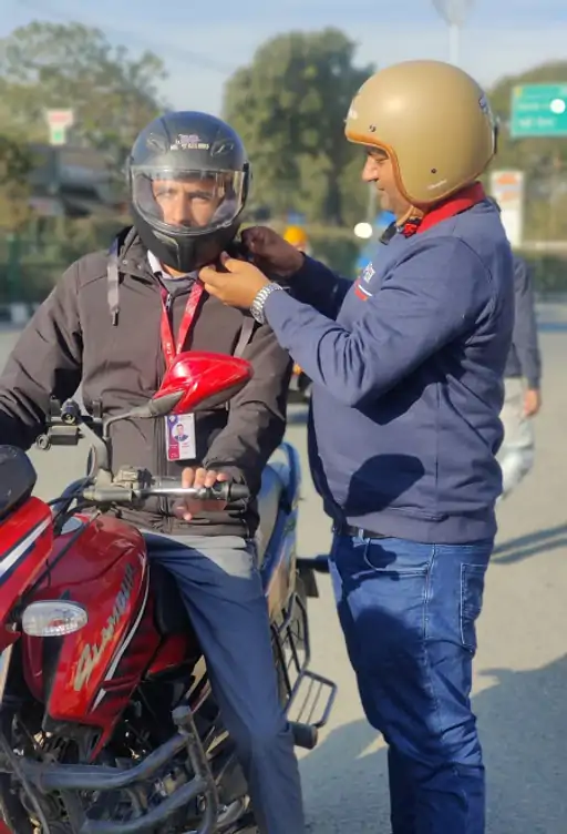 দুৰ্ঘটনাত বন্ধুৰ মৃত্যুৱে সলনি কৰি পেলাইছিল জীৱনৰ লক্ষ্য! জানক 'হেলমেট মানৱ’ ৰাঘৱেন্দ্ৰ কুমাৰৰ প্ৰেৰণাদায়ক কাহিনী… 9 image 54
