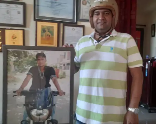 দুৰ্ঘটনাত বন্ধুৰ মৃত্যুৱে সলনি কৰি পেলাইছিল জীৱনৰ লক্ষ্য! জানক 'হেলমেট মানৱ’ ৰাঘৱেন্দ্ৰ কুমাৰৰ প্ৰেৰণাদায়ক কাহিনী… 4 image 60