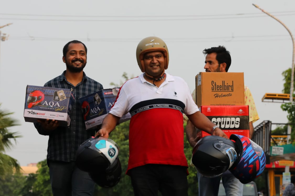 দুৰ্ঘটনাত বন্ধুৰ মৃত্যুৱে সলনি কৰি পেলাইছিল জীৱনৰ লক্ষ্য! জানক 'হেলমেট মানৱ’ ৰাঘৱেন্দ্ৰ কুমাৰৰ প্ৰেৰণাদায়ক কাহিনী… 3 image 61