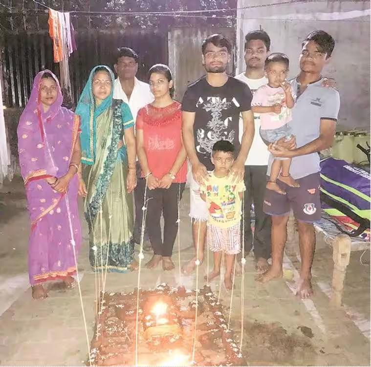 দুবেলা দুমুঠি খাব পোৱাটোও আছিল এদিন এটা সপোন! টকাৰ বাবে এদিন কৰিছিল ঝাড়ুদাৰৰ কাম, জানক IPL ষ্টাৰ ৰিংকু সিঙৰ সফলতাৰ কাহিনী… 4 image 64