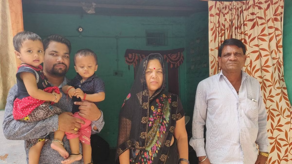 দুবেলা দুমুঠি খাব পোৱাটোও আছিল এদিন এটা সপোন! টকাৰ বাবে এদিন কৰিছিল ঝাড়ুদাৰৰ কাম, জানক IPL ষ্টাৰ ৰিংকু সিঙৰ সফলতাৰ কাহিনী… 2 image 70