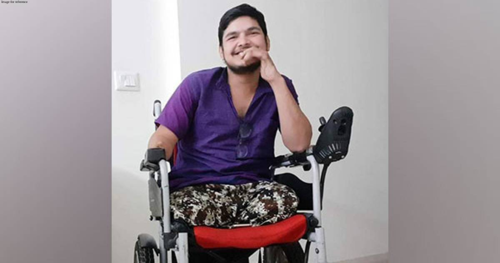 প্ৰেৰণাদায়ক! ৰে’ল দুৰ্ঘটনাই কাঢ়ি নিছিল দুয়োখন ভৰি, সোঁহাতৰ লগতে আনখন হাতৰ দুটা আঙুলি, হুইল চেয়াৰত বহিয়েই UPSCত সাফল্য সংগ্ৰামী সূৰজৰ… 1 image 74