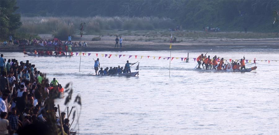 লক্ষ্মীপূজা উপলক্ষে পৰম্পৰাগত নাওখেল প্ৰতিযােগিতা উপভােগ কৰিবলৈ লােকে-লােকাৰণ্য কুলশী নৈৰ দুয়াে পাৰ 1 traditonal-boat-rece-at-kulsi
