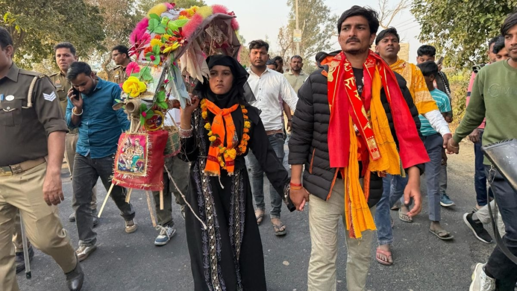 বুৰ্খা পিন্ধি কান্ধত কাঁৱৰ লৈ মহাদেৱৰ চৰণত মুছলমান যুৱতীঃ অমৰোহাত দেখা গ’ল সাম্প্ৰদায়িক সম্প্ৰীতিৰ অনন্য নিদৰ্শন 1 image 17