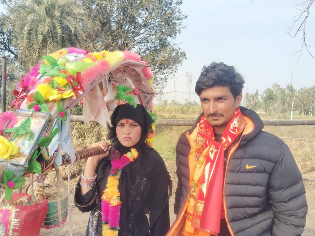 বুৰ্খা পিন্ধি কান্ধত কাঁৱৰ লৈ মহাদেৱৰ চৰণত মুছলমান যুৱতীঃ অমৰোহাত দেখা গ’ল সাম্প্ৰদায়িক সম্প্ৰীতিৰ অনন্য নিদৰ্শন 2 image 18