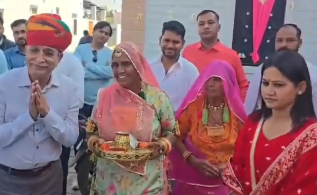 প্ৰতিশ্ৰুতিৰ আন এক নাম ভাৰতীয় সেনা! ছহিদৰ কন্যাৰ বিয়াত পিতৃৰ দায়িত্ব পালন কৰি কন্যাদান ২৪ গৰাকী জোৱানৰ 2 image 52