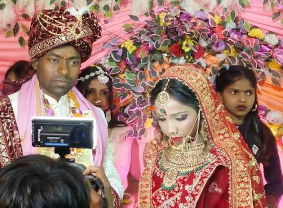বিয়াৰ ৰভাতলীল কইনালৈ লক্ষ্য কৰি গুলীচালনা! একপক্ষীয় প্ৰেমৰ বাবে মণ্ডপত সন্ত্ৰাস সৃষ্টি কৰা যুৱক গ্ৰেপ্তাৰ 1 image 77