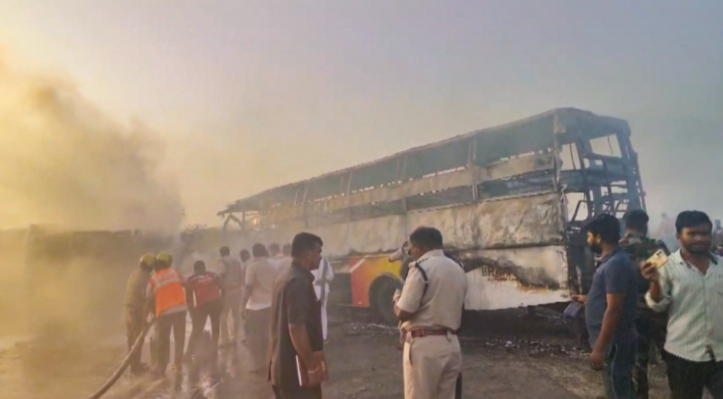 ৰাজপথত যাত্ৰীবাহী বাছত লেলিহান শিখা! ভয়ংকৰ অগ্নিকাণ্ডত ছাই হ’ল ১৩ গৰাকী যাত্ৰী 1 image 50