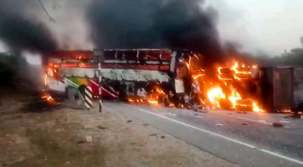 ৰাজপথত যাত্ৰীবাহী বাছত লেলিহান শিখা! ভয়ংকৰ অগ্নিকাণ্ডত ছাই হ’ল ১৩ গৰাকী যাত্ৰী 2 image 51