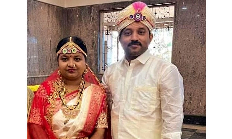 মন্দিৰৰ পৰা ওভতাৰ পথতে কাল হ’ল ৰৈ থকা ট্ৰাক; কৰ্ণাটকত ন-বিবাহিত দম্পতীৰ কৰুণ মৃত্যু 1 image