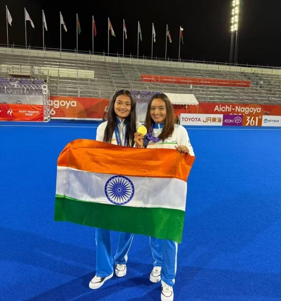 Lalremsiami and Lalthantluangi holding the Indian flag after winning Asian Games hockey gold