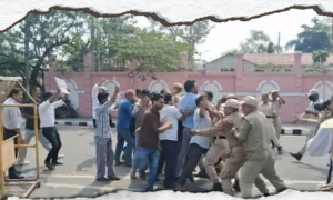 বান ক্ষতিপূৰণৰ দাবীত ৰাইজৰ দলৰ প্ৰতিবাদৰ সময়ত আৰক্ষী আৰু প্ৰতিবাদকাৰীৰ টনা-আঁজোৰা