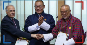 আদানী পাৱাৰ আৰু ড্ৰুক গ্ৰীণ পাৱাৰৰ জলবিদ্যুৎ চুক্তি উপলক্ষে নথি লৈ কৰমৰ্দন কৰা প্ৰতিনিধিসকল