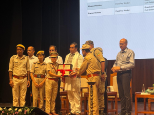 বন্যপ্ৰাণী সংৰক্ষণৰ বাবে পাপৰি কছাৰীক বঁটা আৰু মানপত্ৰ প্ৰদান কৰা মুহূৰ্ত