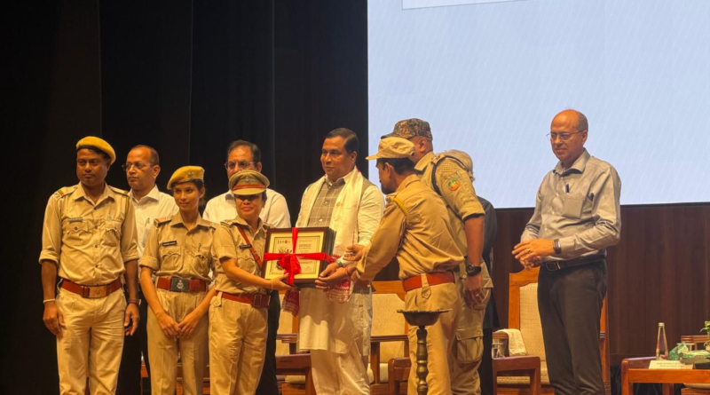 বন্যপ্ৰাণী সংৰক্ষণৰ বাবে পাপৰি কছাৰীক বঁটা আৰু মানপত্ৰ প্ৰদান কৰা মুহূৰ্ত